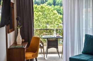 Отель Hotel Prova Улцинь Трехместный номер с видом на море-1